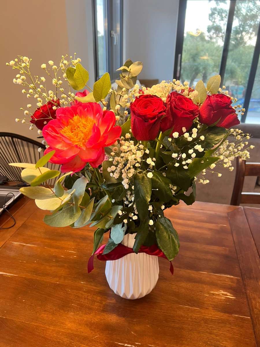 白い花瓶の花の花束 オンラインパズル