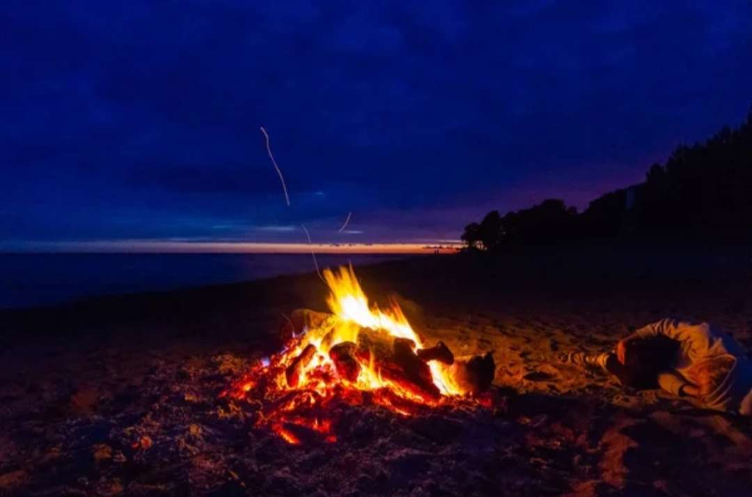 夜のビーチで焚き火 オンラインパズル