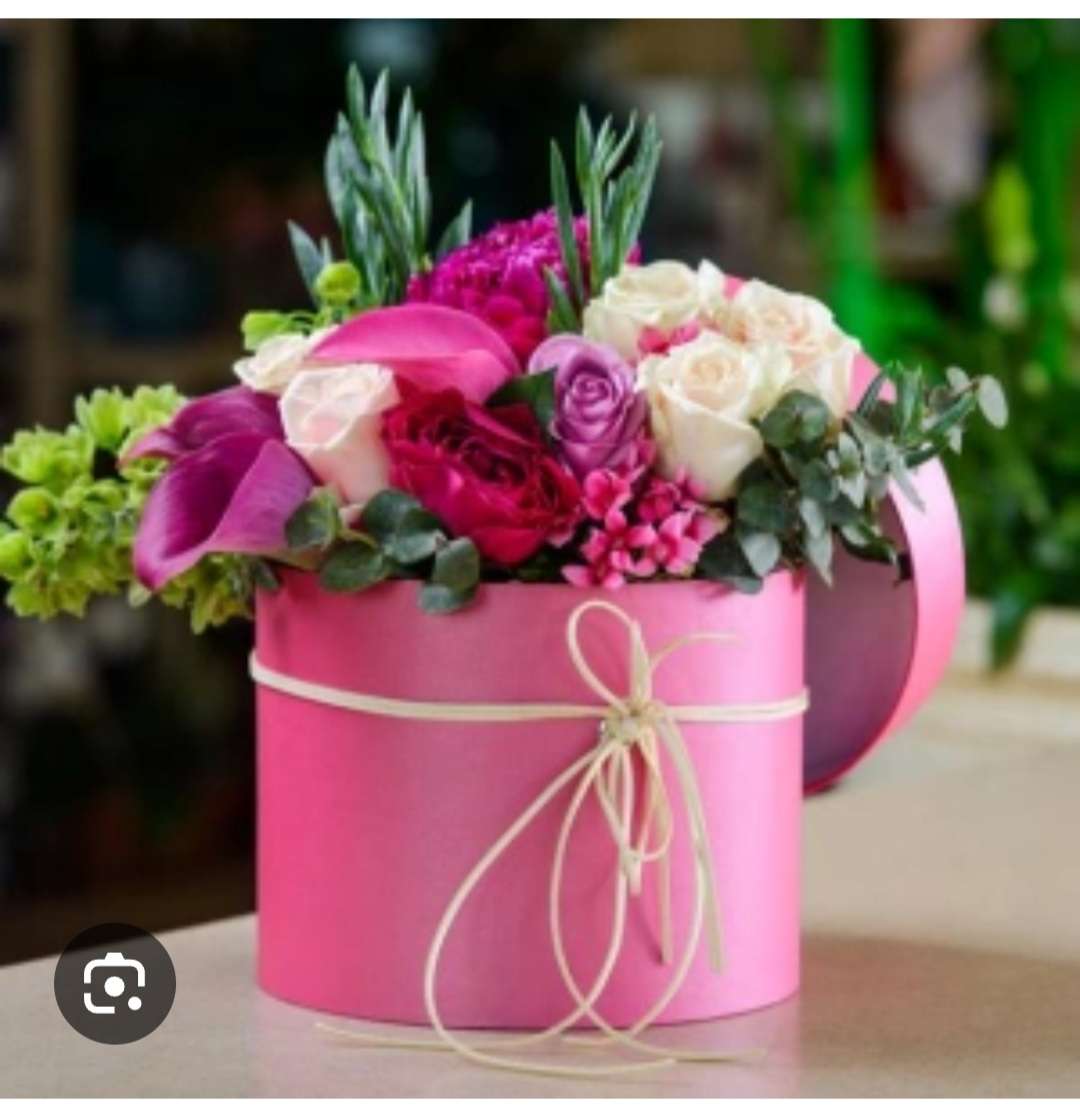 ピンクの箱に入ったフラワーギフト オンラインパズル