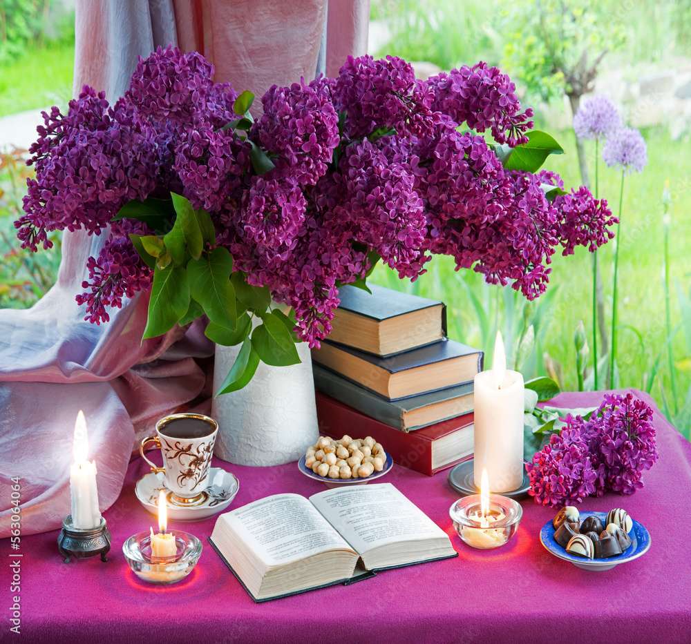 ライラックがいっぱいの花瓶と本 オンラインパズル