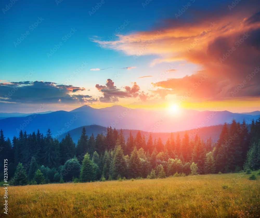 ウクライナのカルパティア山脈の夕日 オンラインパズル