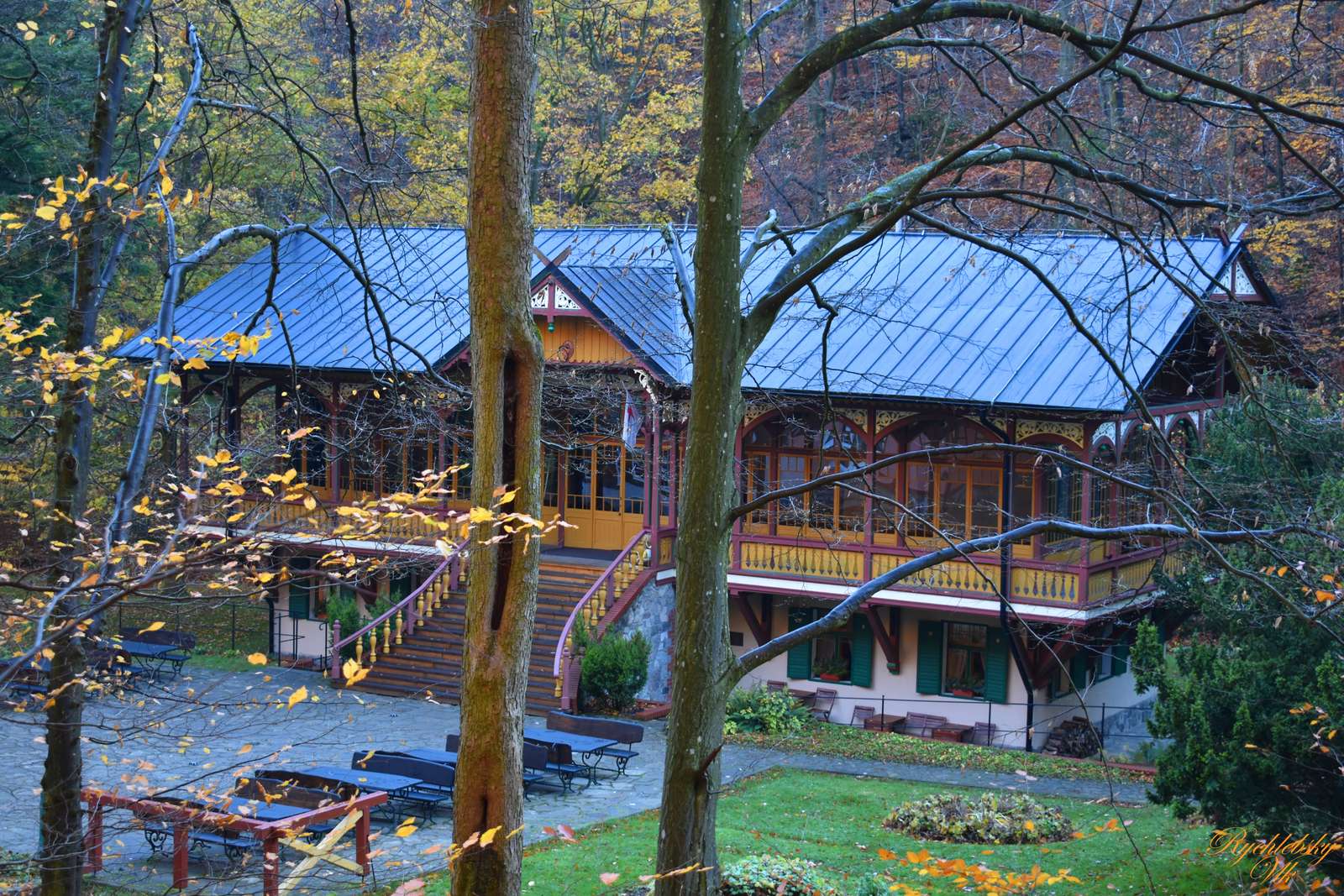 ラチ・バレーのダンスホール。 ジグソーパズルオンライン