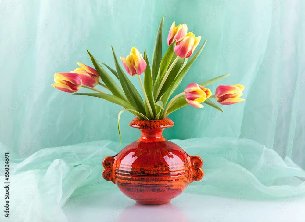 花瓶に生けた春のチューリップ ジグソーパズルオンライン