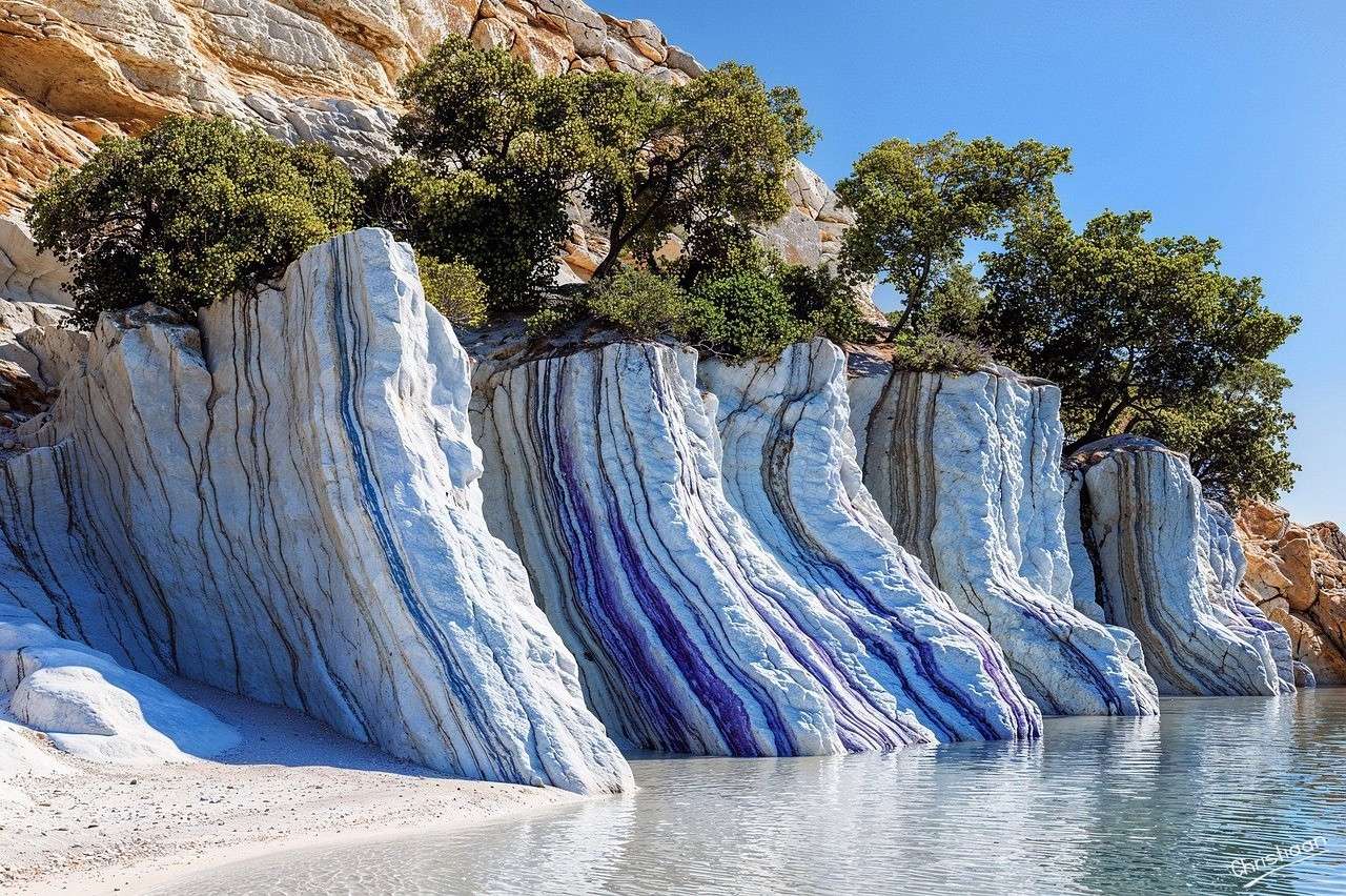 ビーチ、岩、石、崖。 ジグソーパズルオンライン