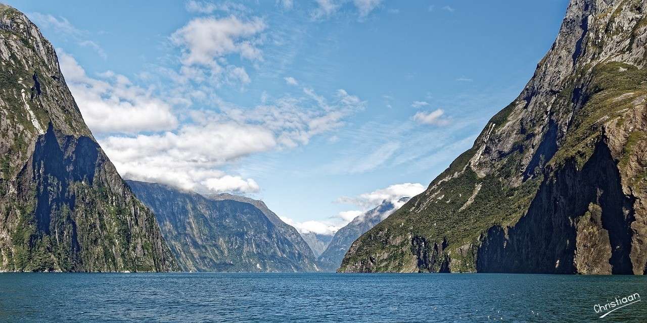 ニュージーランド、ミルフォードサウンド、フィヨルド。 オンラインパズル