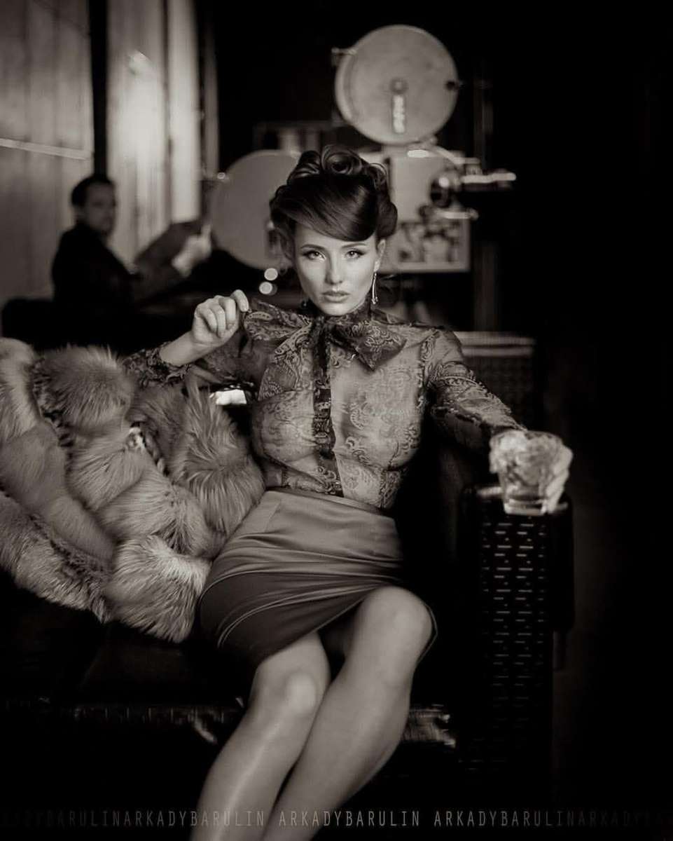 Fekete-fehér művészi fénykép ülő nő online puzzle