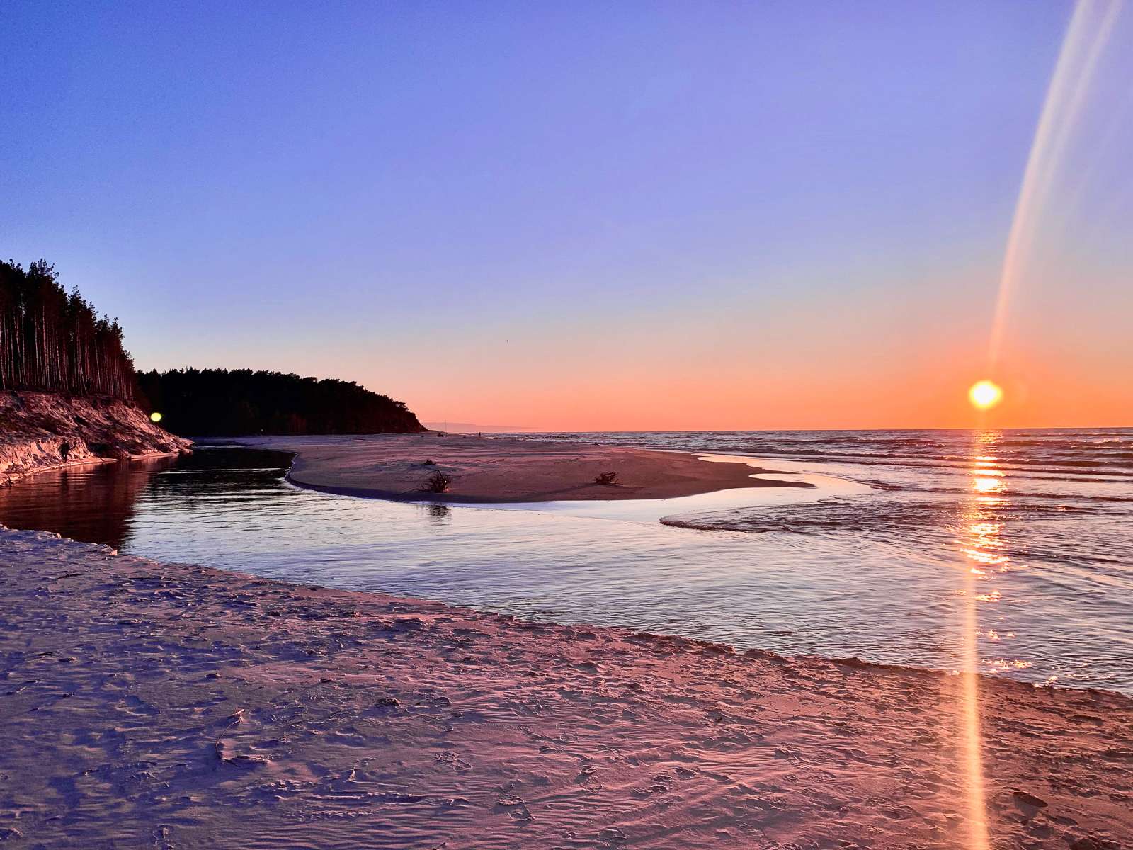 Malebná řeka na pláži online puzzle