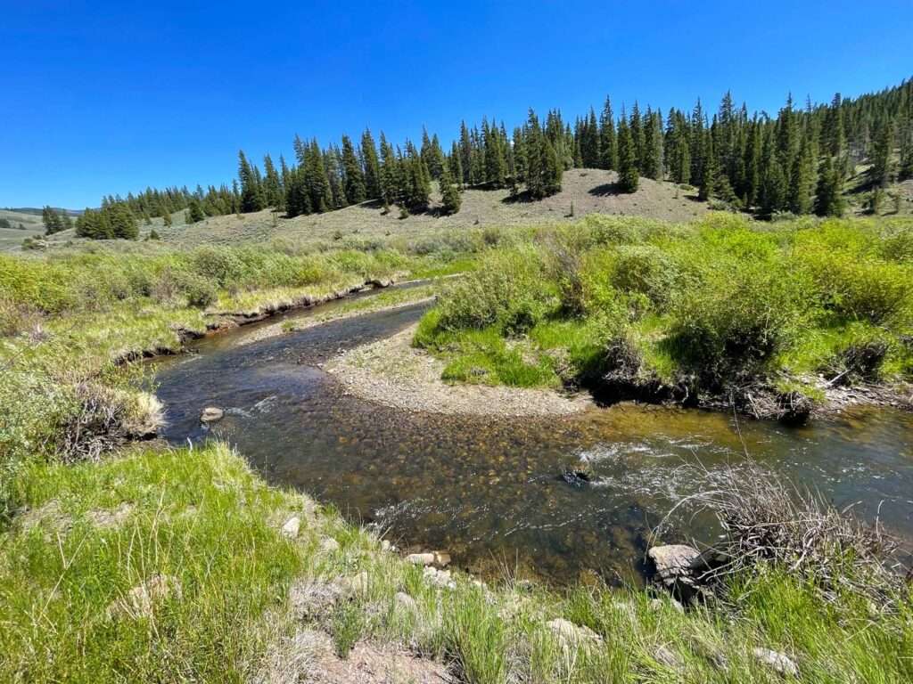 Festői folyó a hegyekben kirakós online