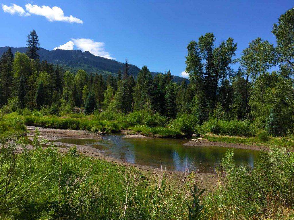 山の中にある絵のように美しい川 ジグソーパズルオンライン