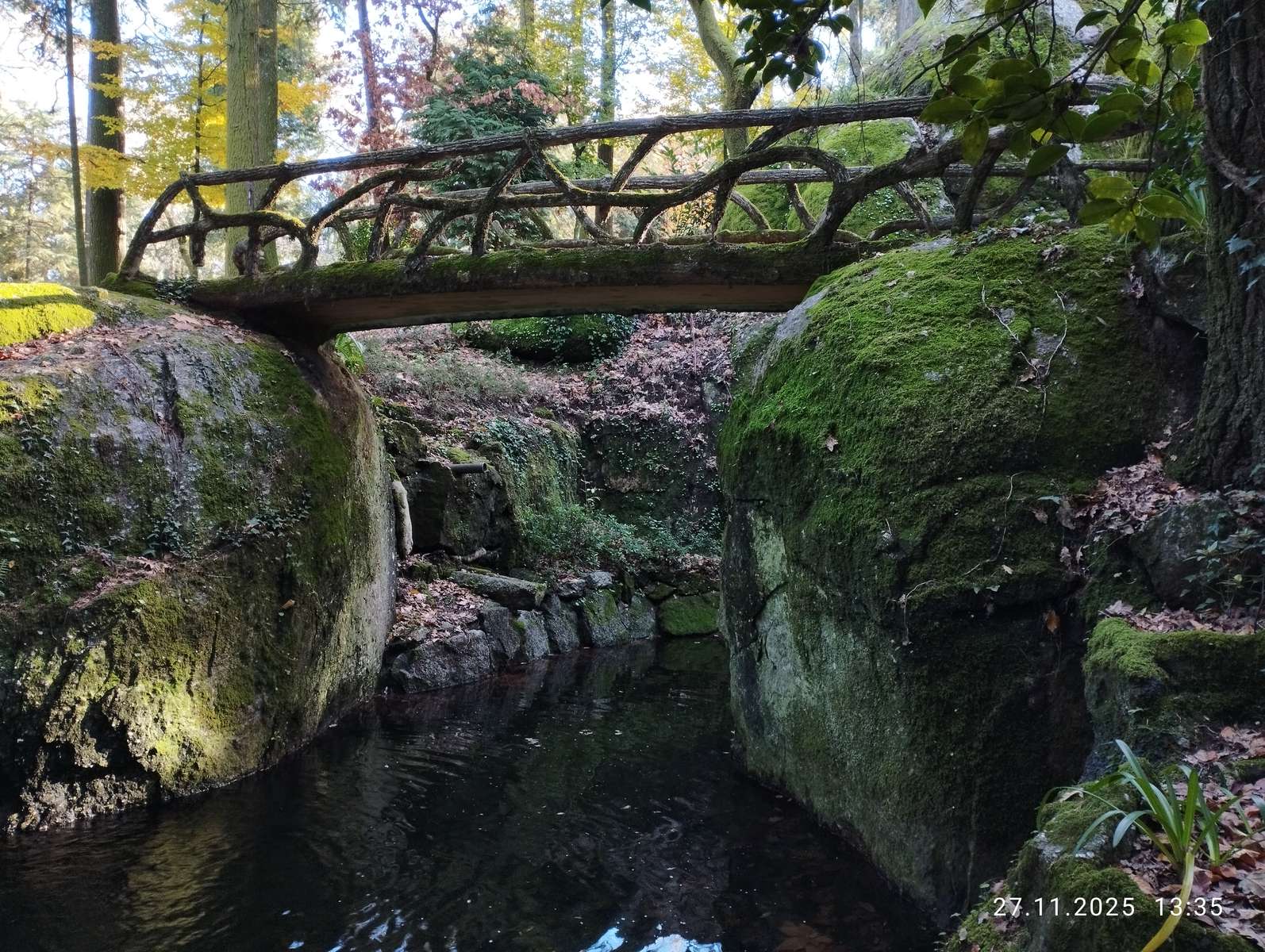 Fußgängerbrücke über den Bach Online-Puzzle