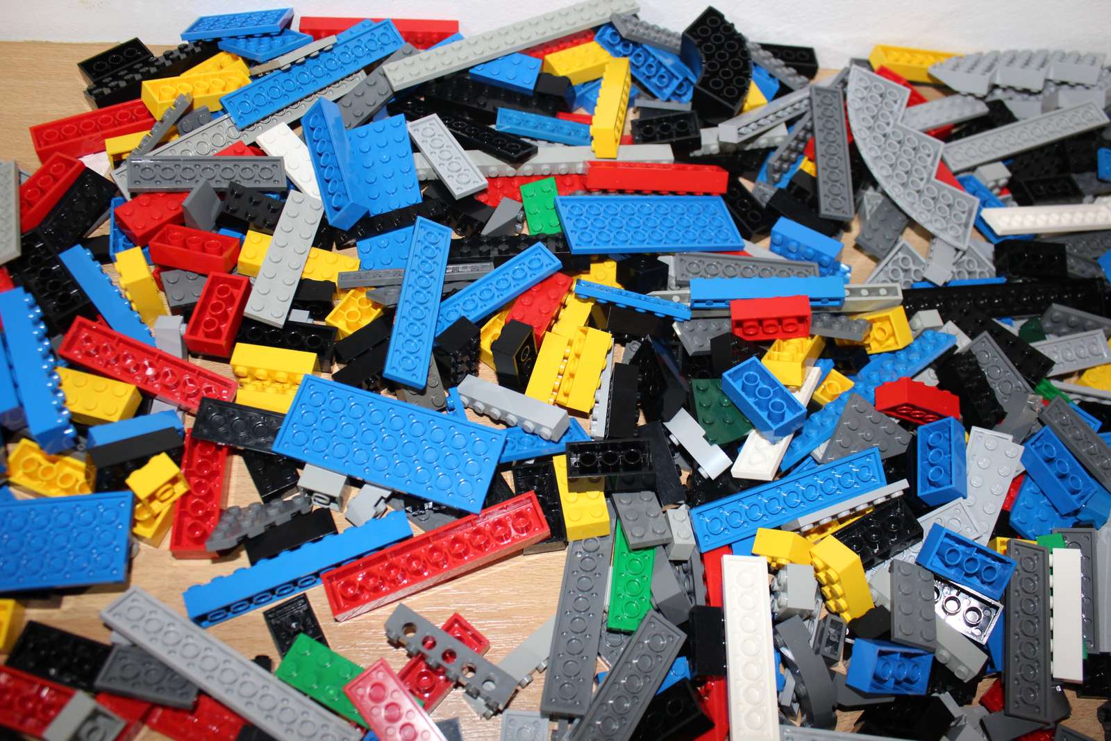 Πολύχρωμα τουβλάκια Lego παζλ online