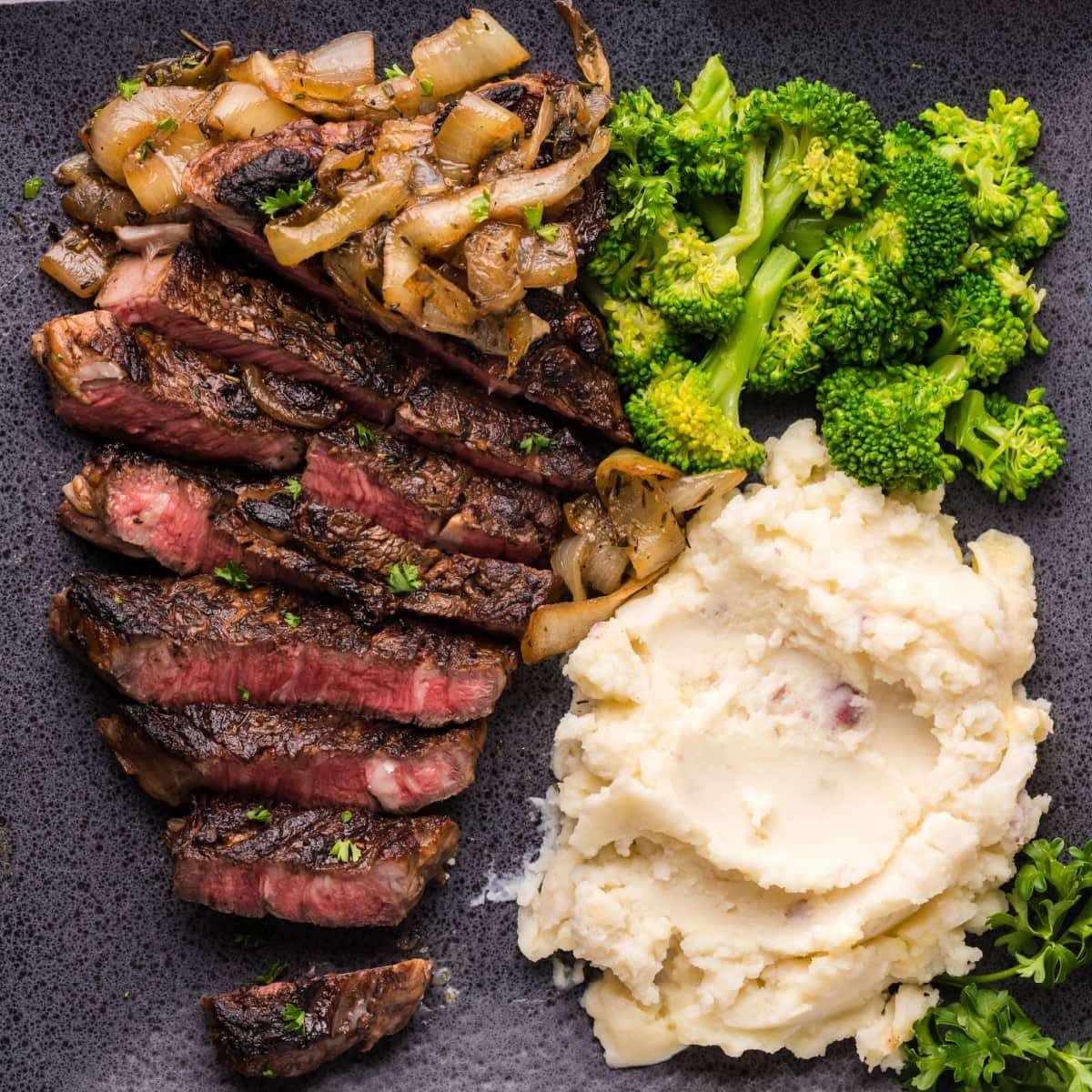 Knoflookbalsamicosteak met aardappelen en broccoli online puzzel
