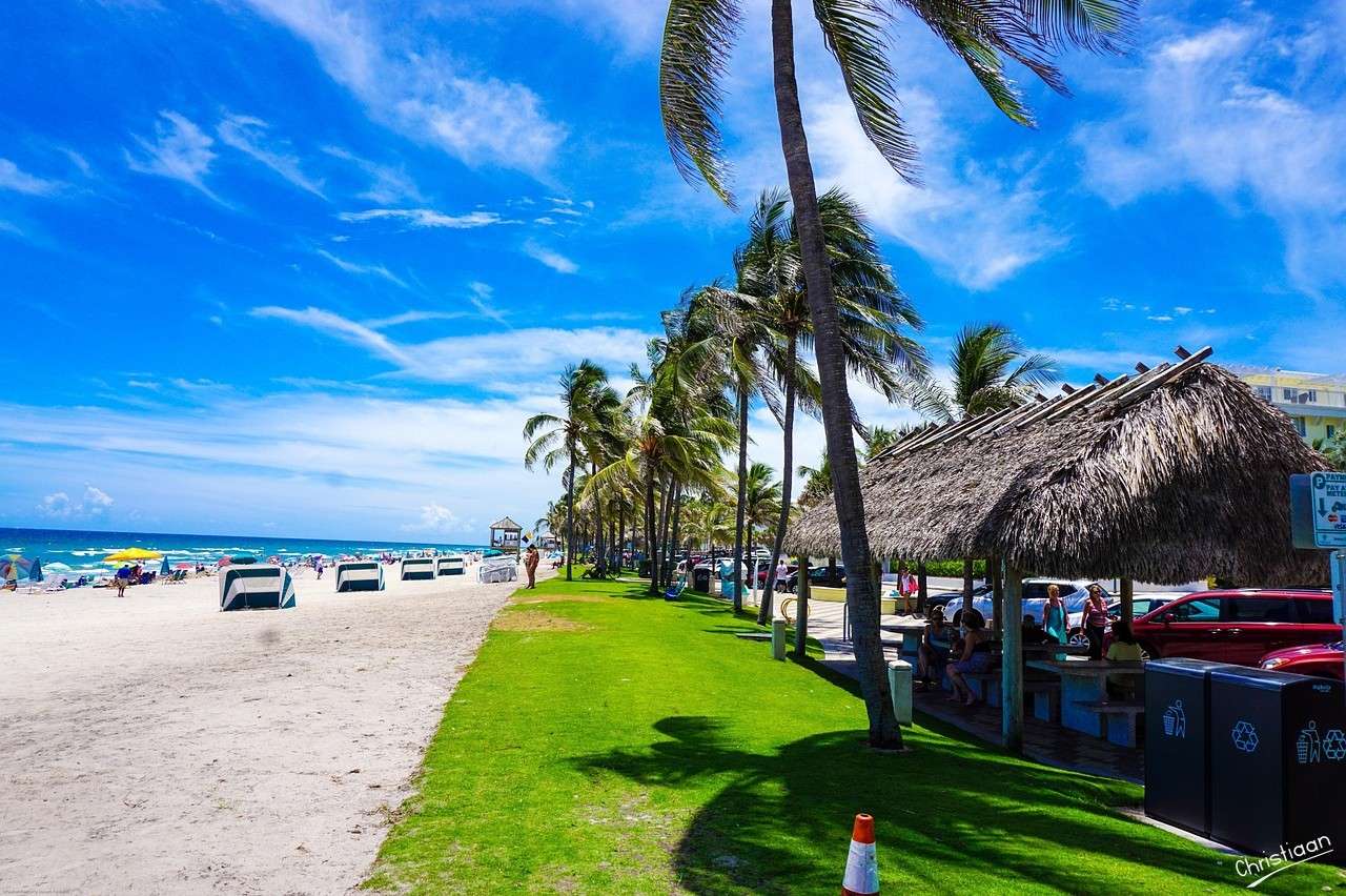 Pláž Deerfield, chata Tiki, plážový písek. online puzzle