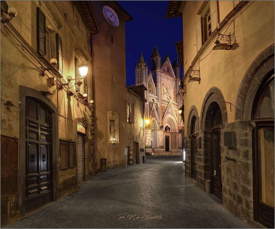 Orvieto, si intravede il duomo puzzle online