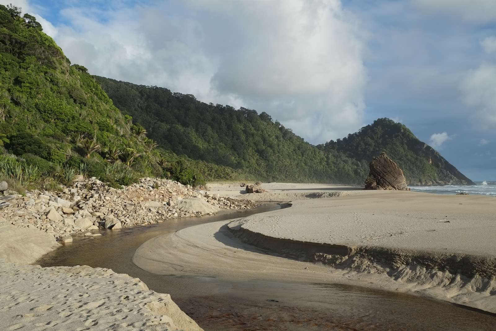Ein Bach fließt durch den Strand Online-Puzzle