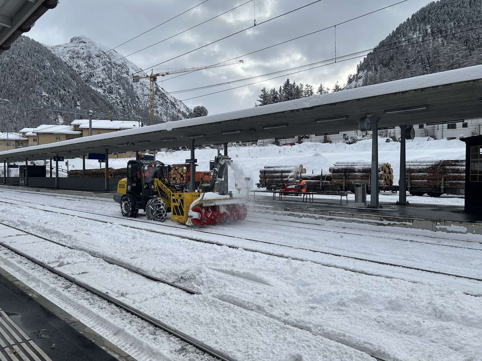 Bahnhof mit Schneeschleuder in Pontresina Online-Puzzle