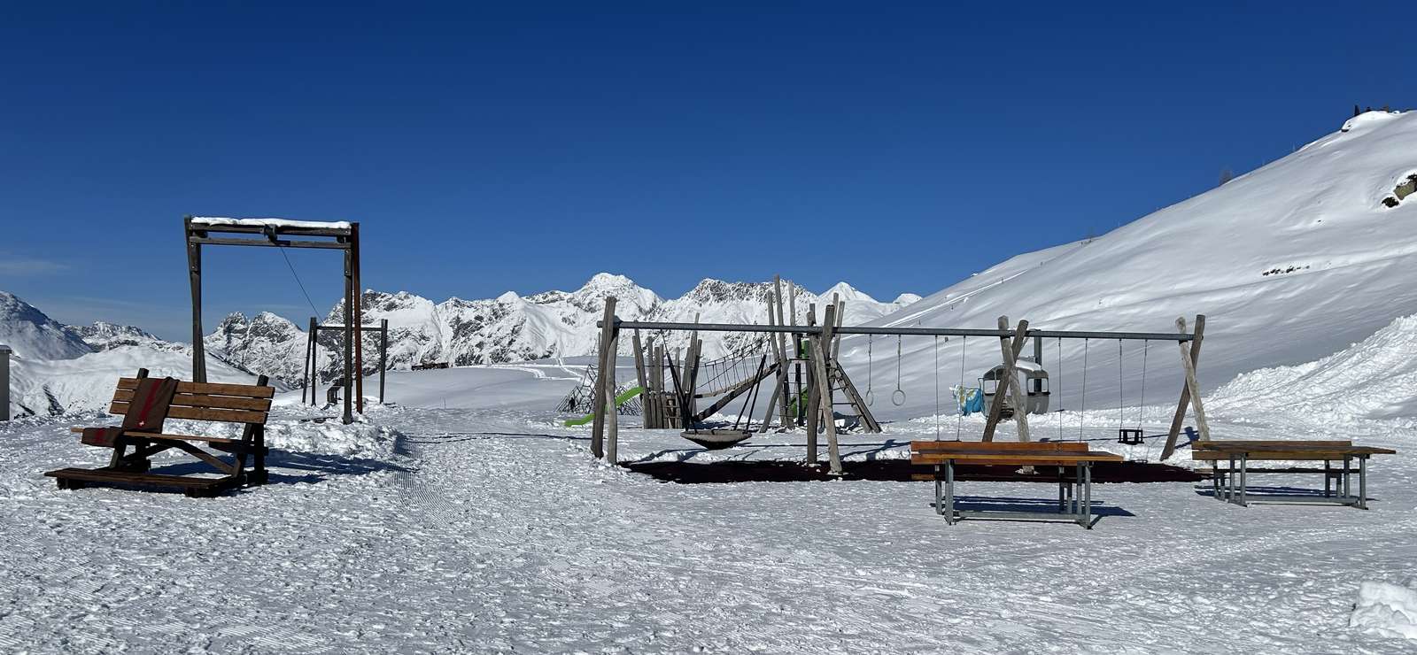 Spielplatz auf dem Berg Punt Muragl Online-Puzzle