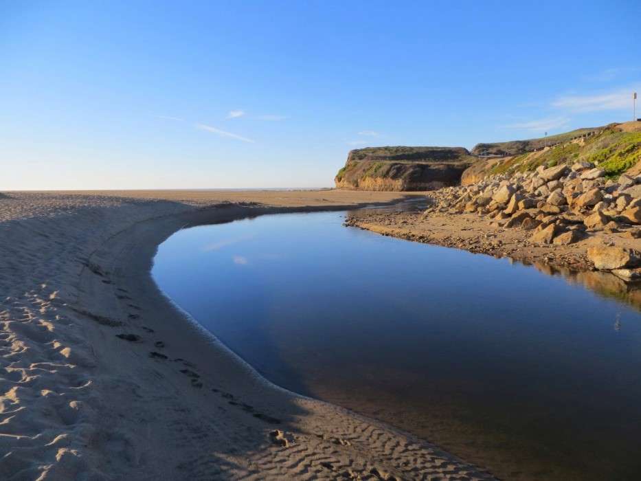 Un ruscello scorre attraverso la spiaggia puzzle online