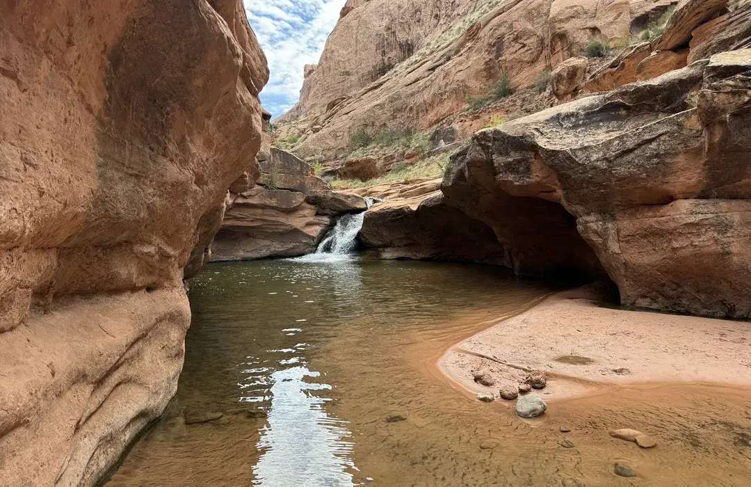 Ruscello pittoresco nel deserto puzzle online