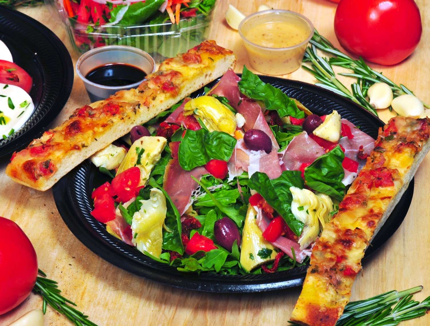 Sałatka ogrodowa i paluszki do pizzy puzzle online