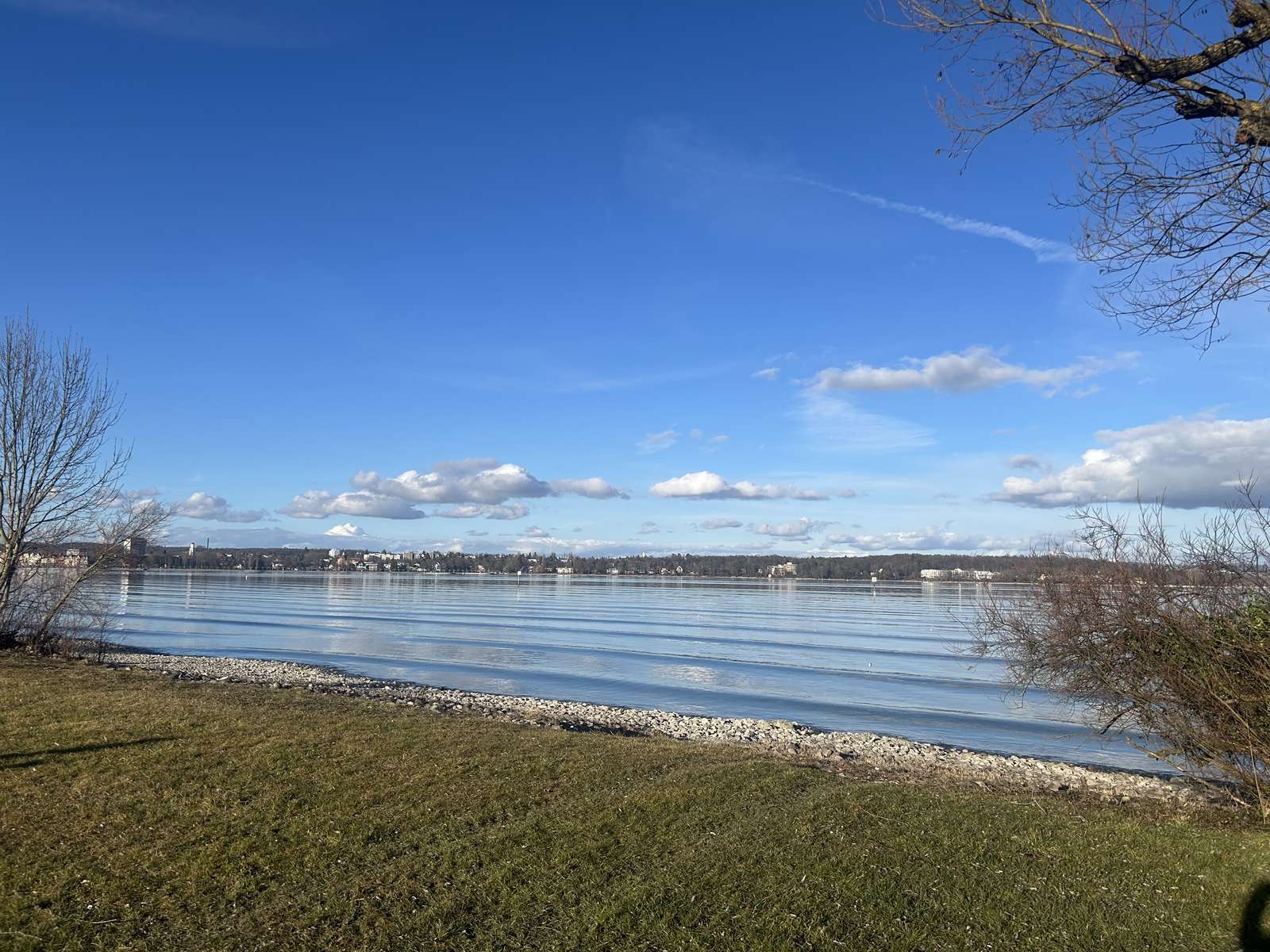 Lago di Costanza vicino alle nuvole d'acqua di Kreuzlingen puzzle online