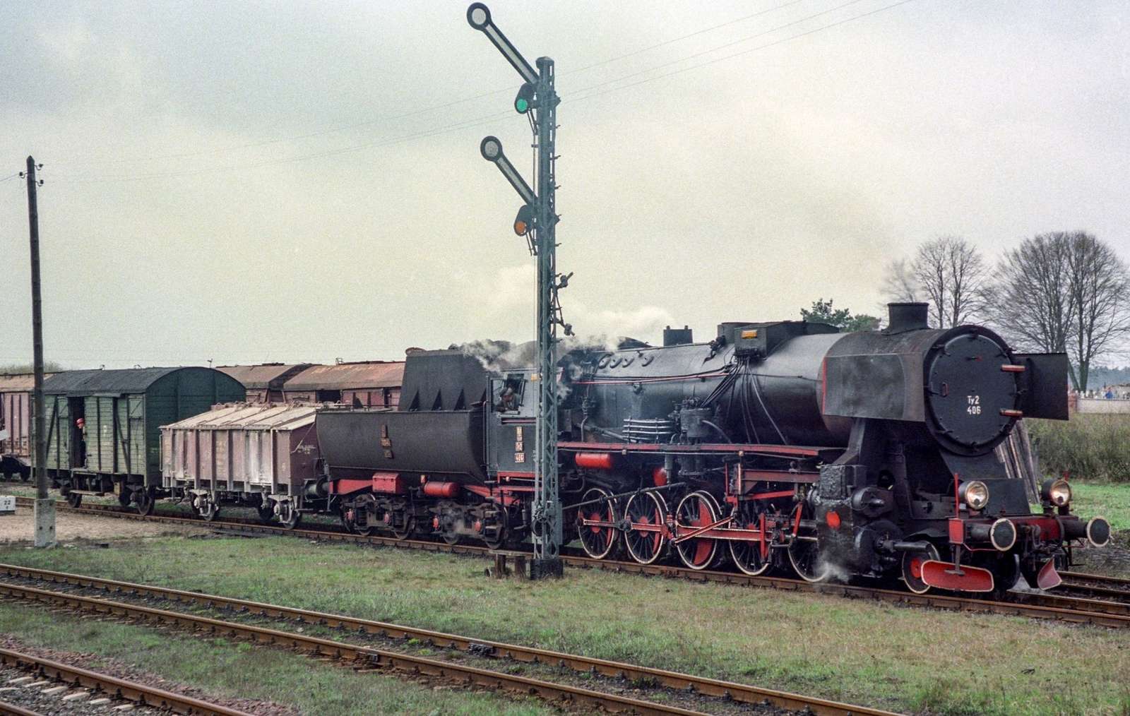 Locomotiva con vagoni sotto il semaforo puzzle online