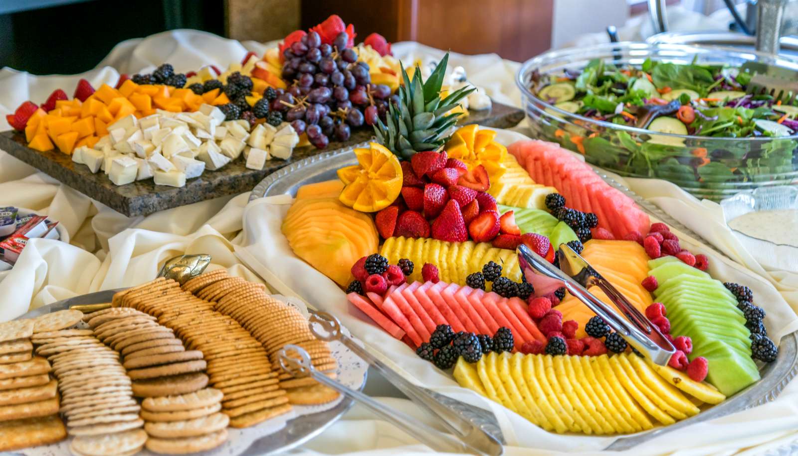 Vibrant Fruit Salad and Cheese Platter online puzzle