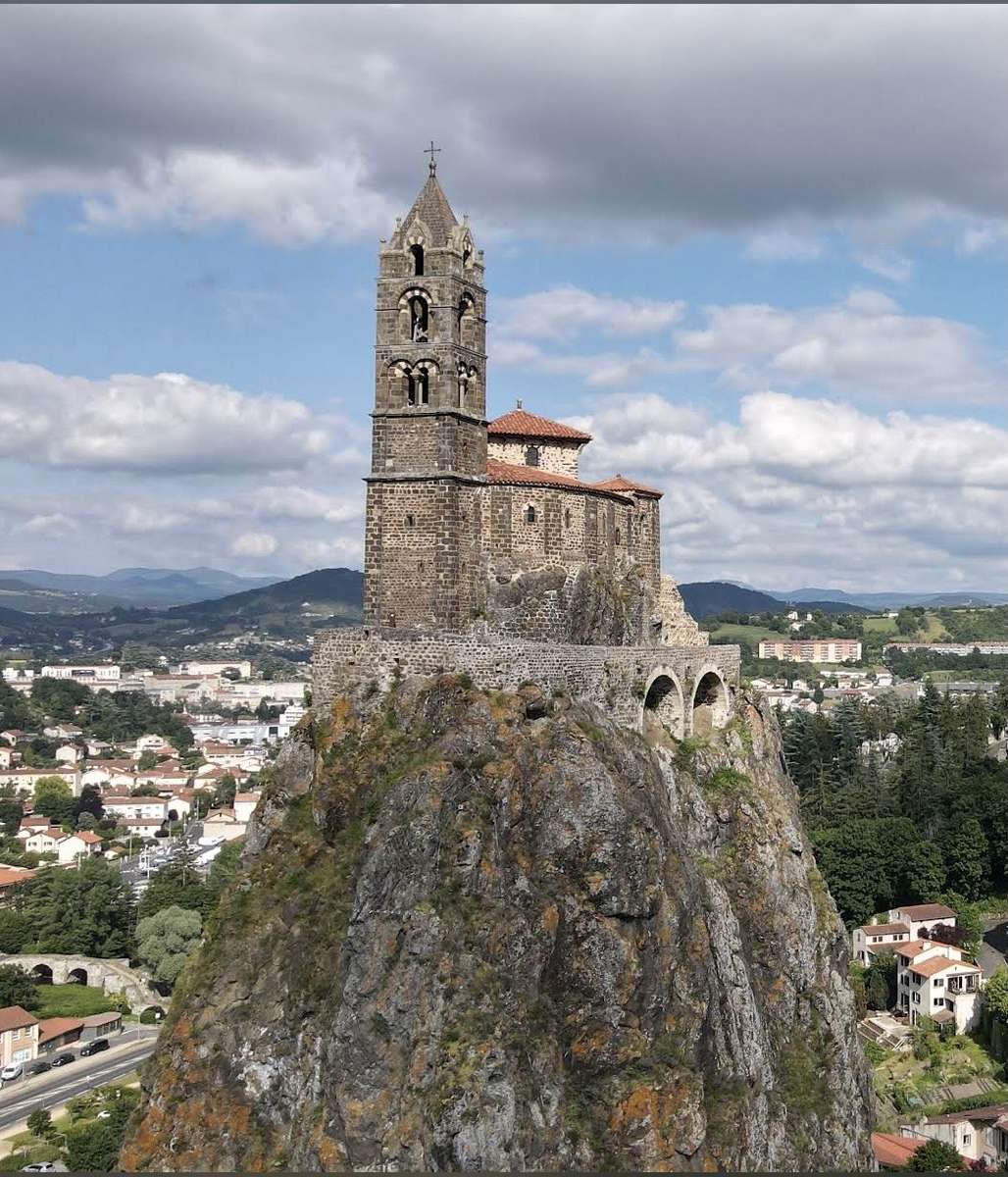 Saint-Tropez Michel de Aiguilhe. Alta Loira. puzzle online