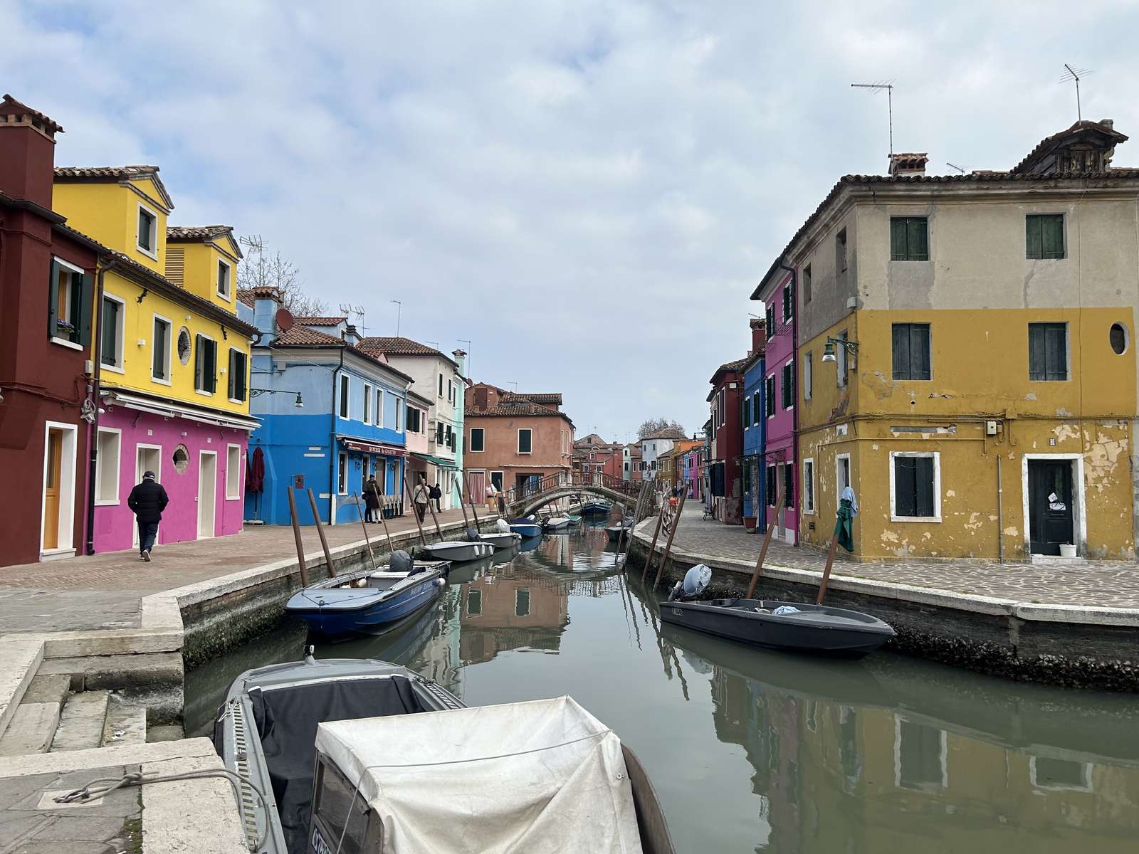 Kolorowa wioska Burano w pobliżu domu statku wodnego w Wenecji puzzle online