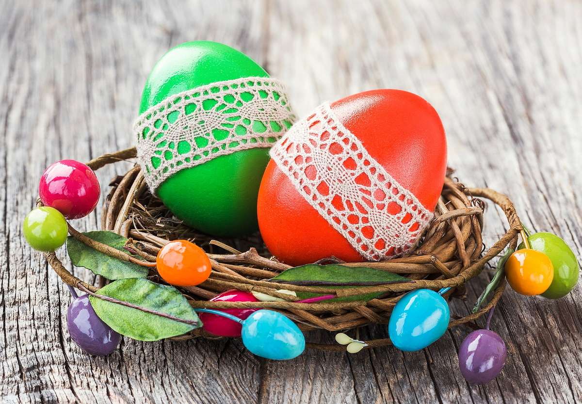 Dos huevos de Pascua en un nido rompecabezas en línea