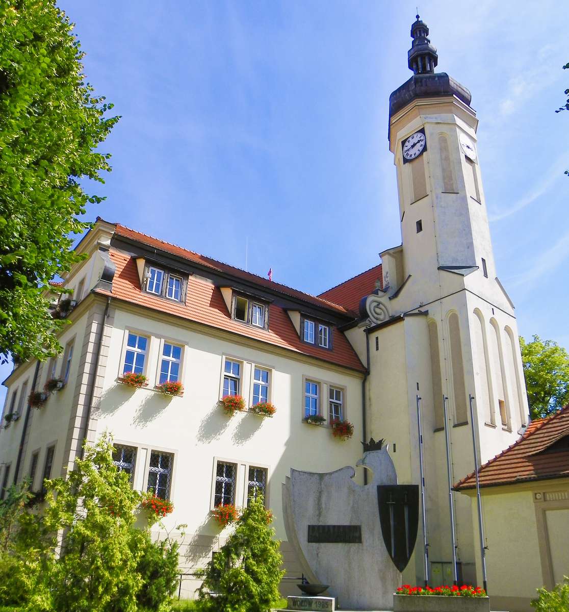 The photo shows the town hall in Wołów. online puzzle