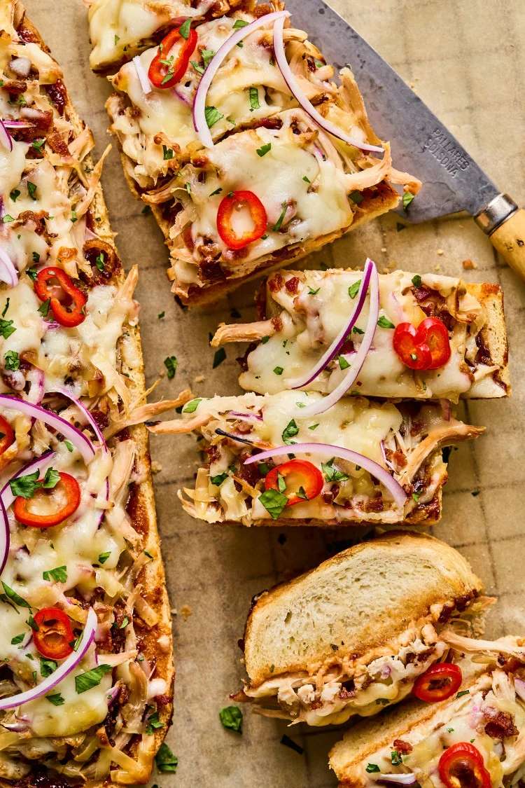 Pizza con pane francese e pollo al barbecue puzzle online