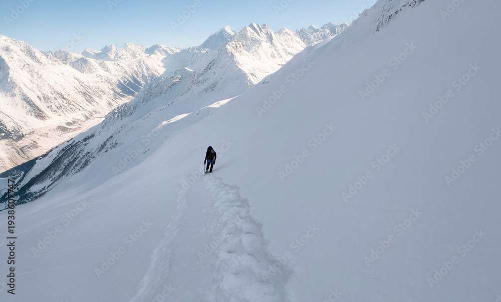 Une promenade dans les montagnes enneigées puzzle en ligne