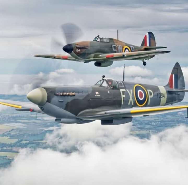 TWEE JAGERS - ORKAAN en SPITFIRE legpuzzel online