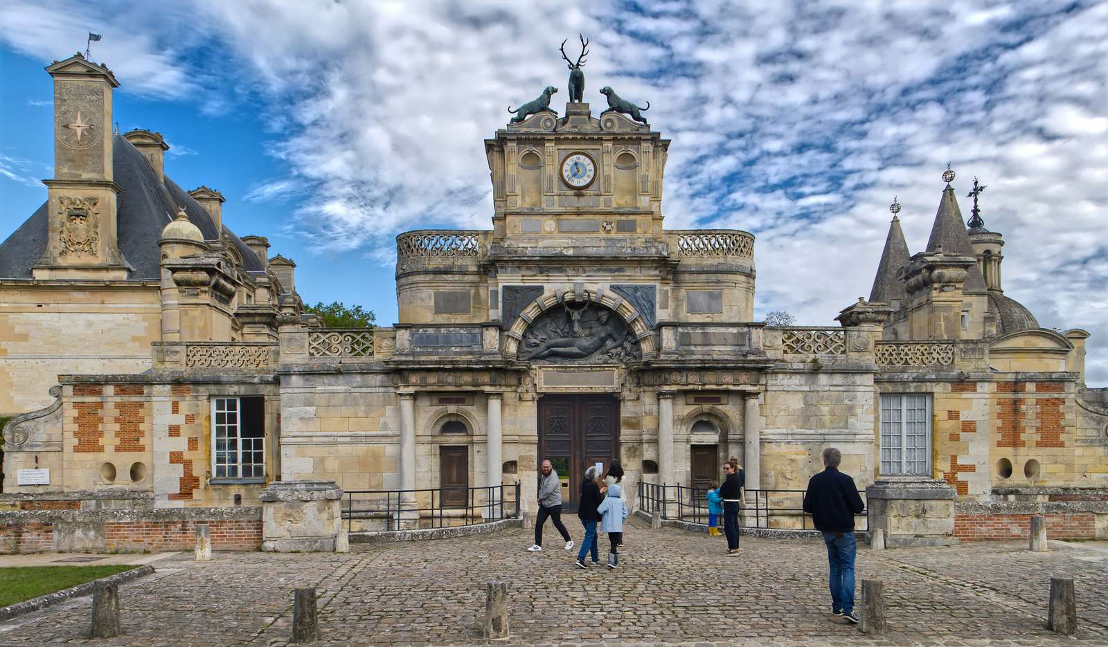 Place du Chateau, Anet, Frankreich Puzzlespiel online