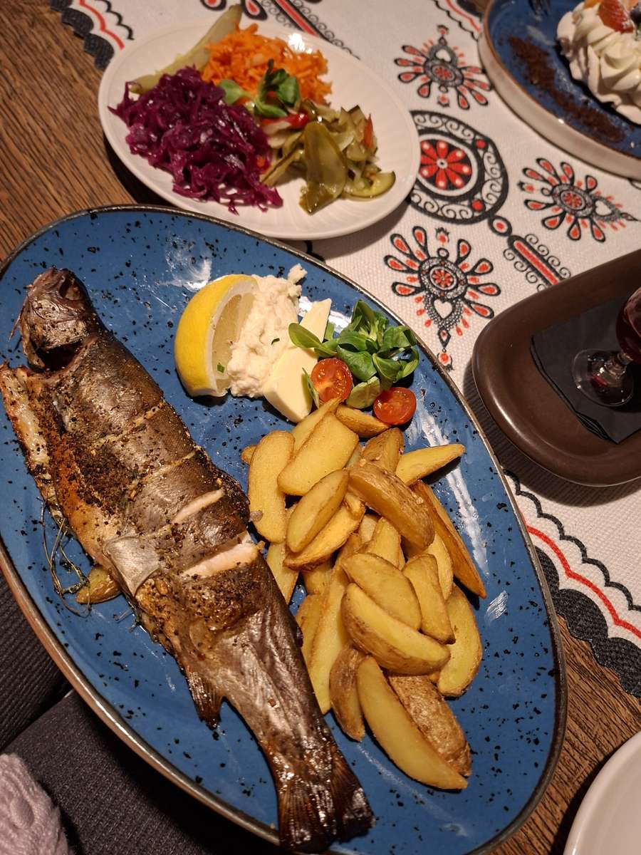 cena con pescado y patatas fritas rompecabezas en línea