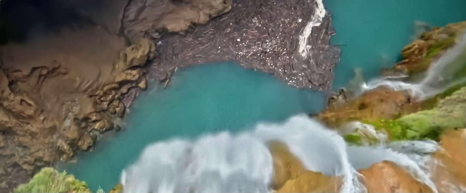 rivière entre les rochers puzzle en ligne