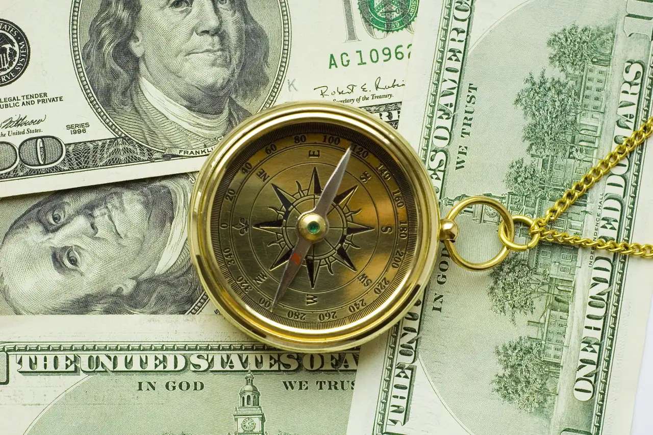 Bússola antiga sobre notas de dólar quebra-cabeças online