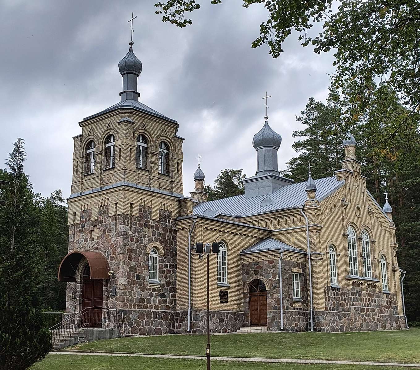 Church of St. Anna in Królowy Most online puzzle