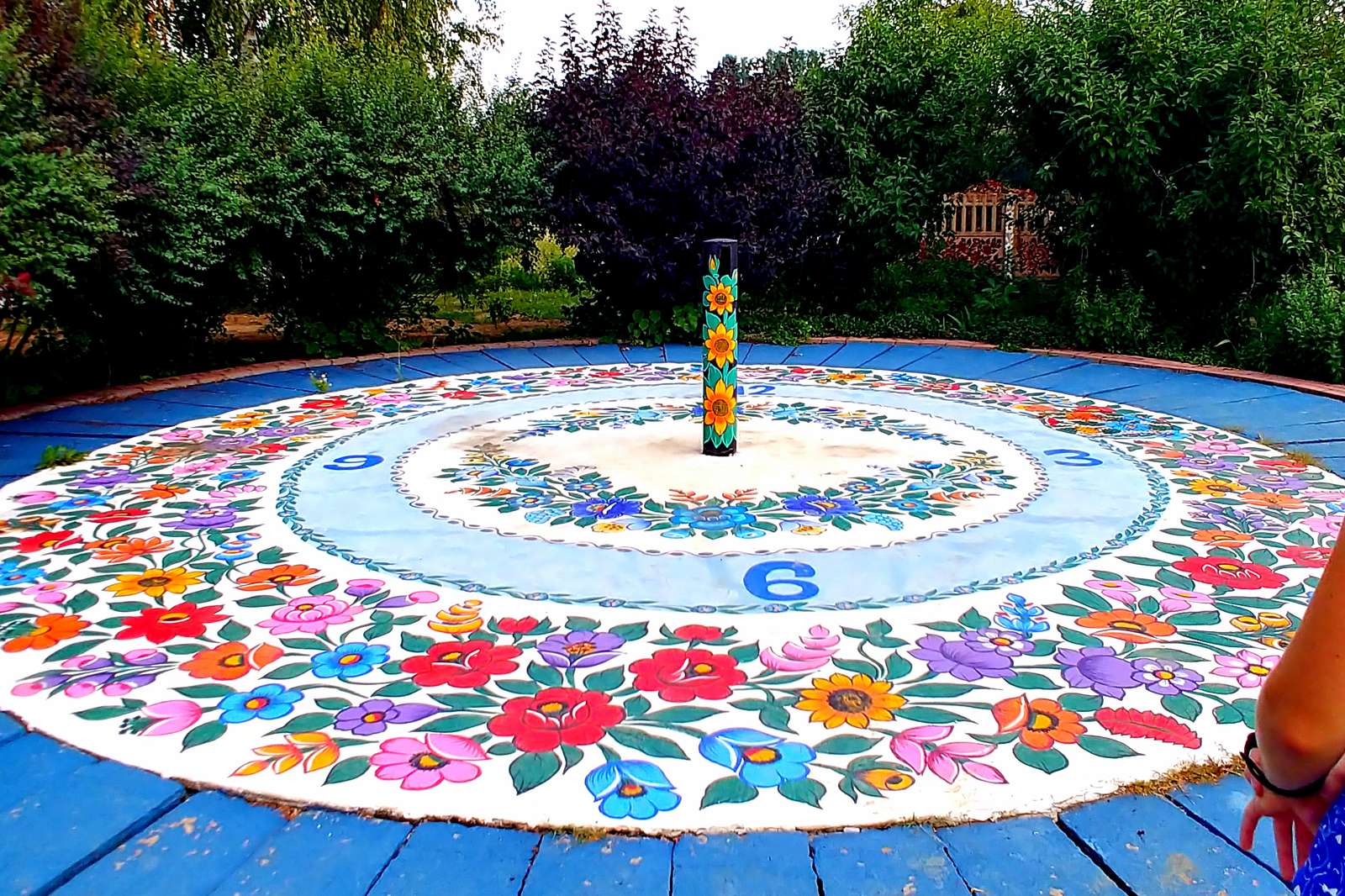Horloge fleurie solaire puzzle en ligne