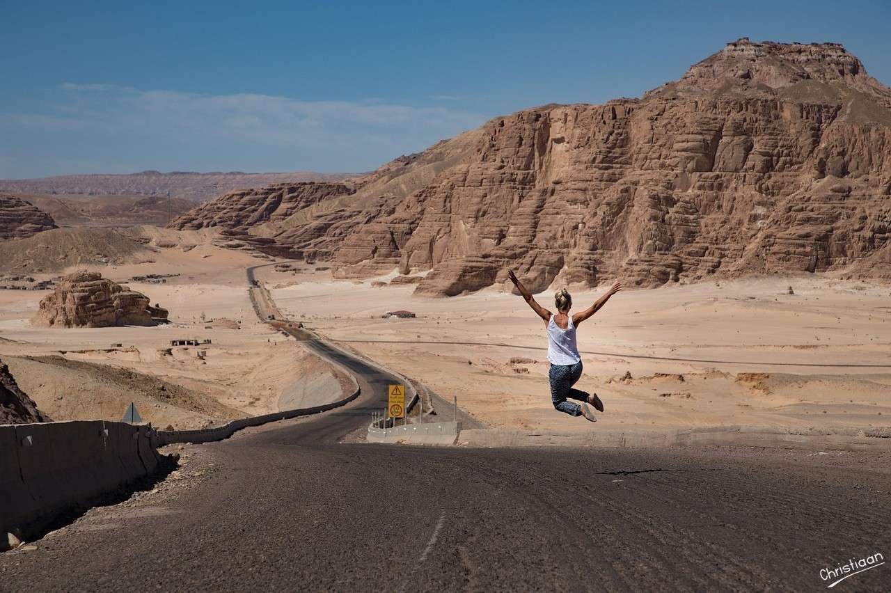 Donna, Salto, Deserto. puzzle online