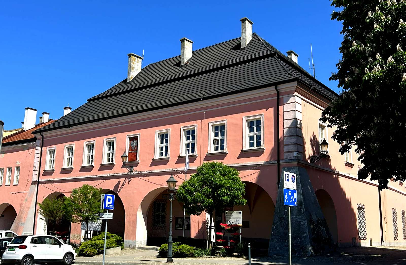 Town hall in Opatów jigsaw puzzle online