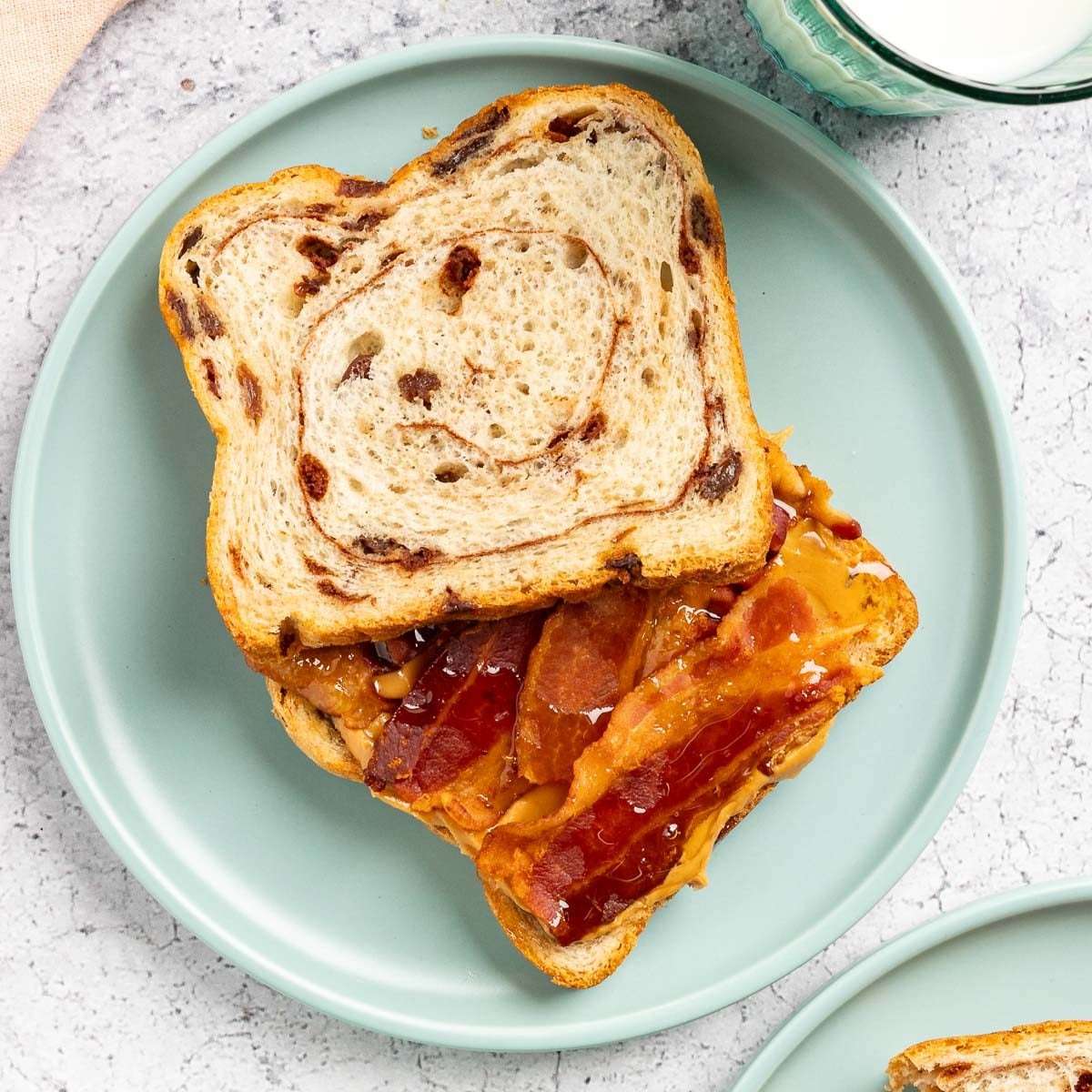 Toasts au beurre de cacahuète et au bacon puzzle en ligne