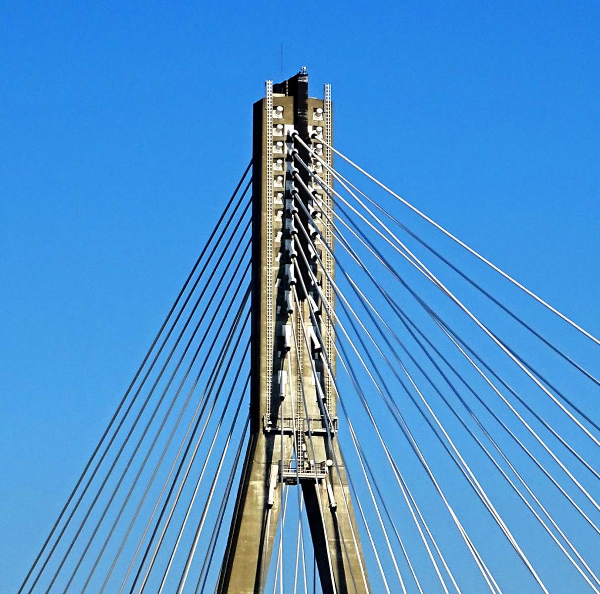 La partie supérieure du pylône du pont Świętokrzyski puzzle en ligne