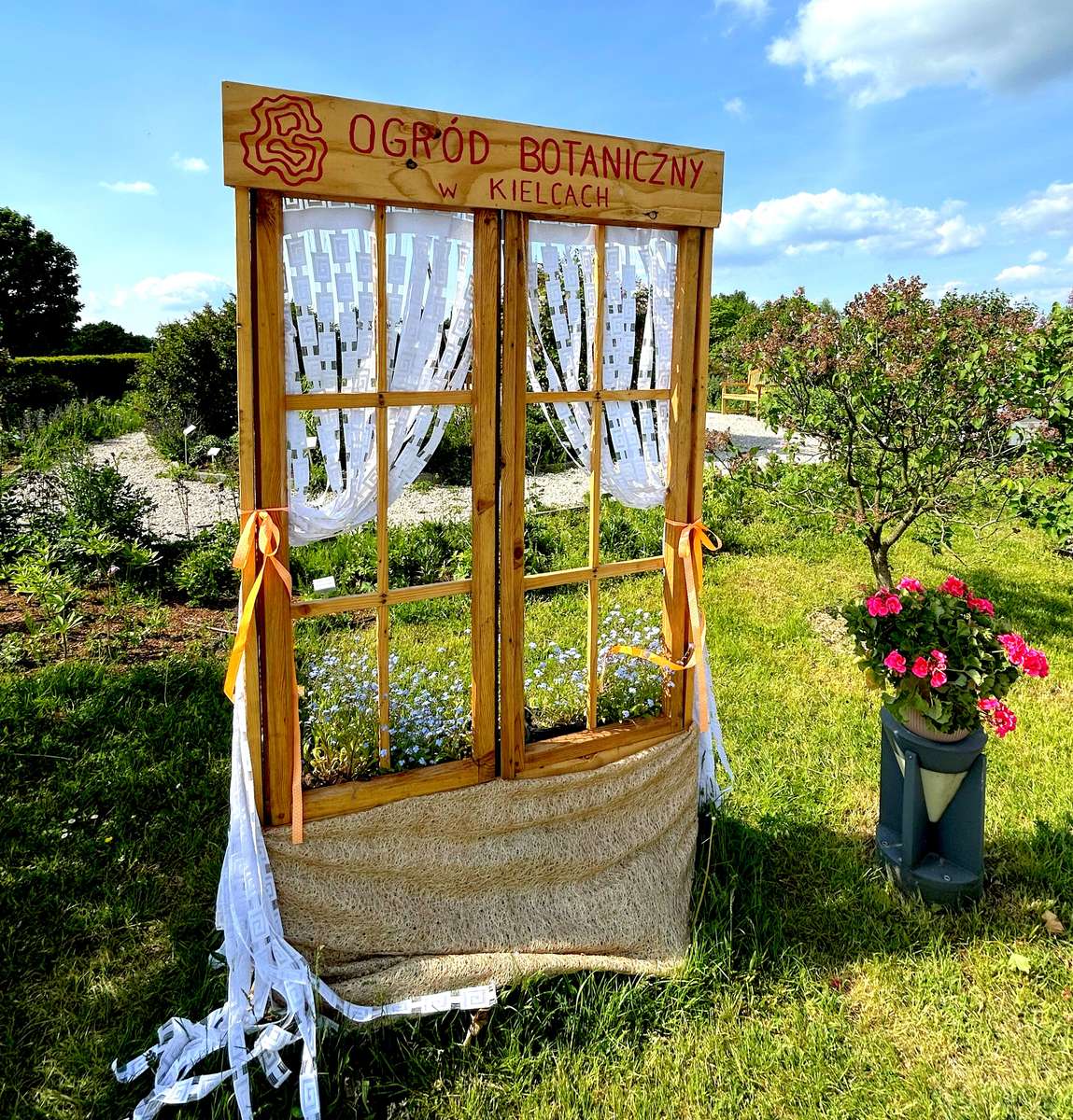 Fenster mit Vergissmeinnicht Online-Puzzle