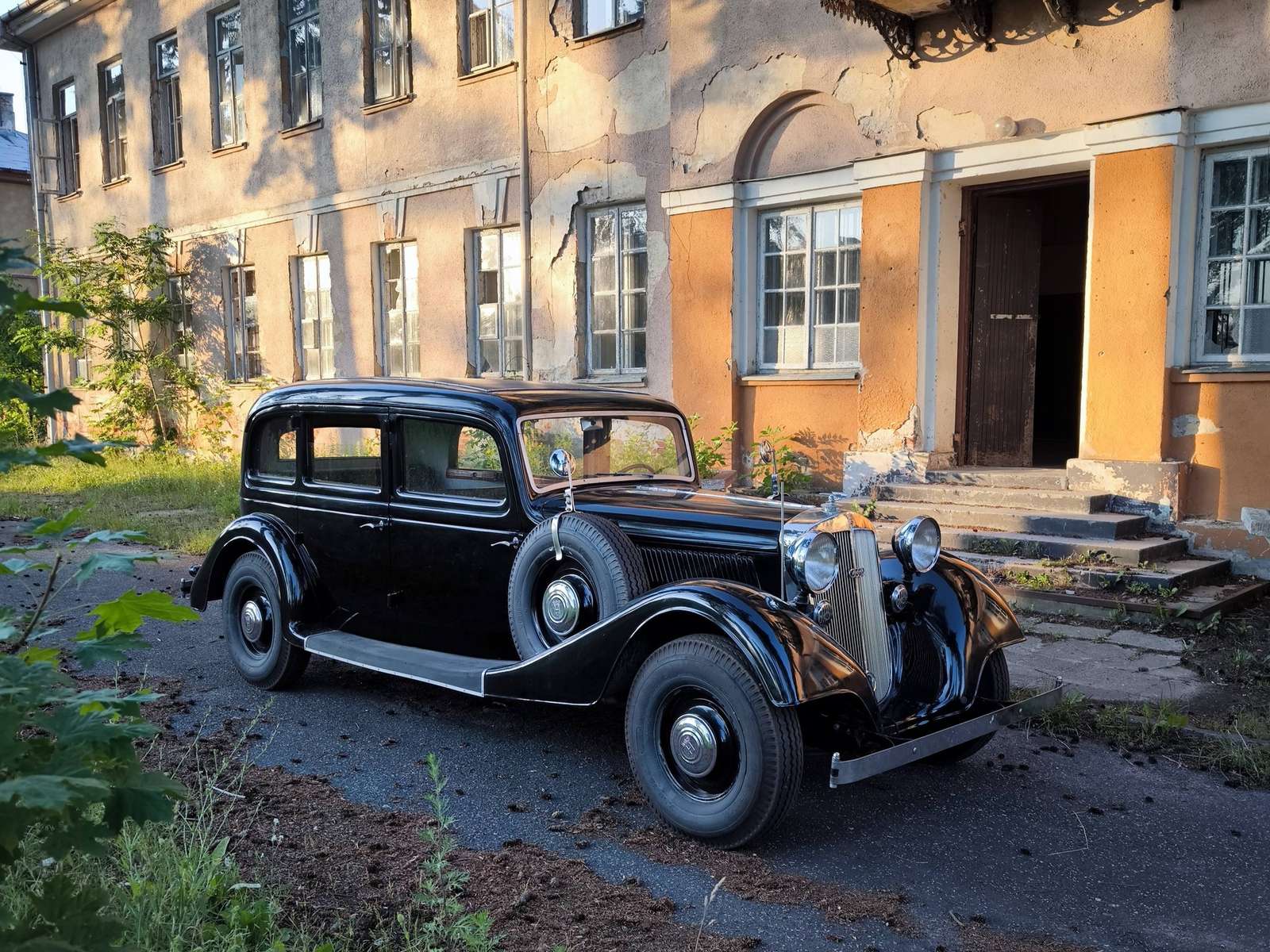 Krásné staré auto skládačky online